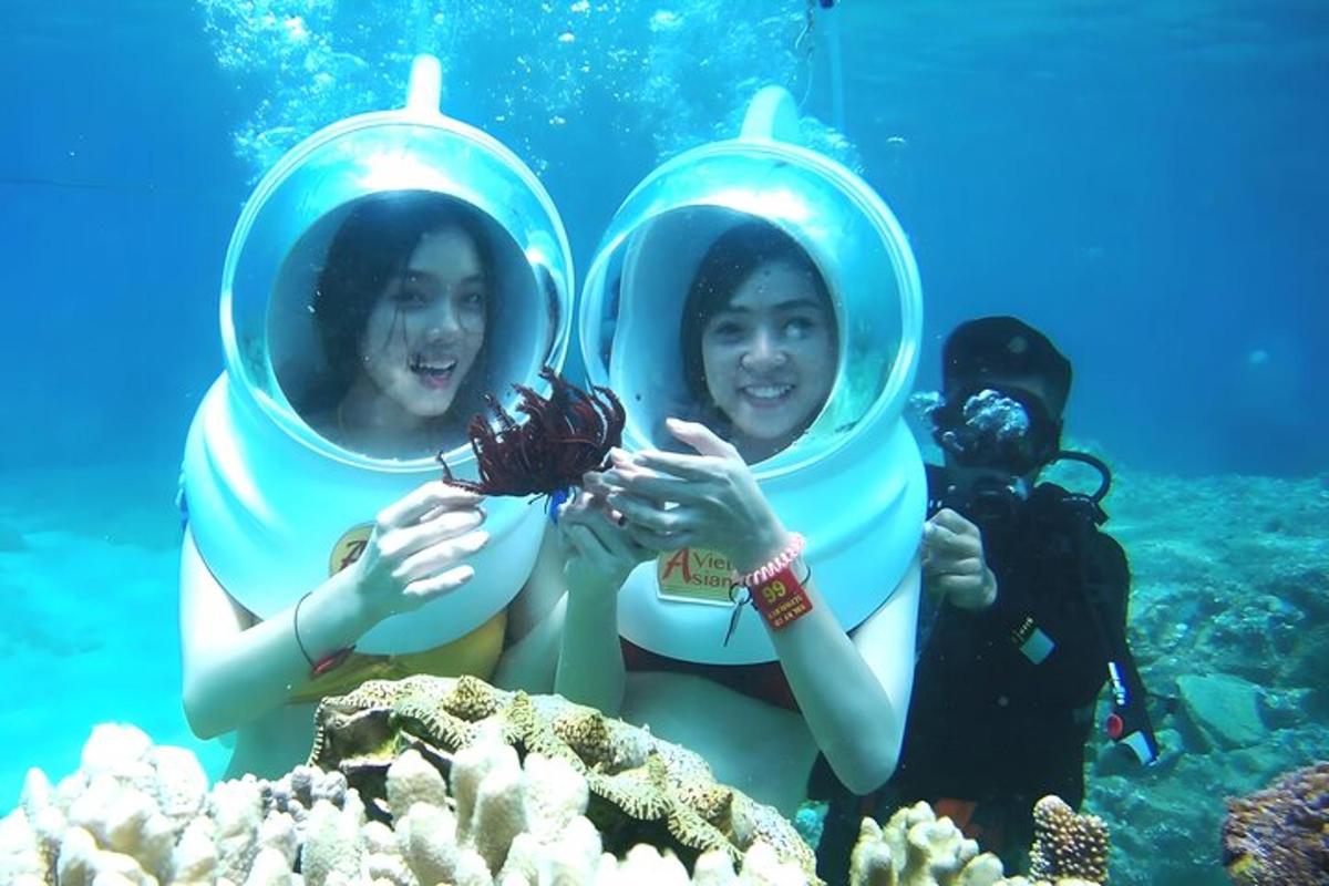 dalawang batang babae na nakasuot ng snorkelling equipment sa karagatan
