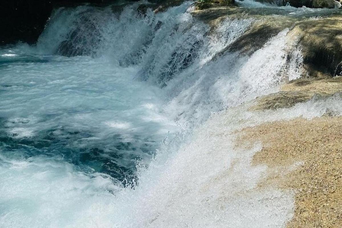 una cascata sul lato di un fiume
