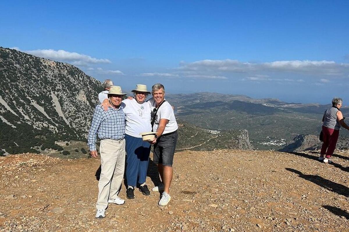 um grupo de pessoas em pé no topo de uma montanha