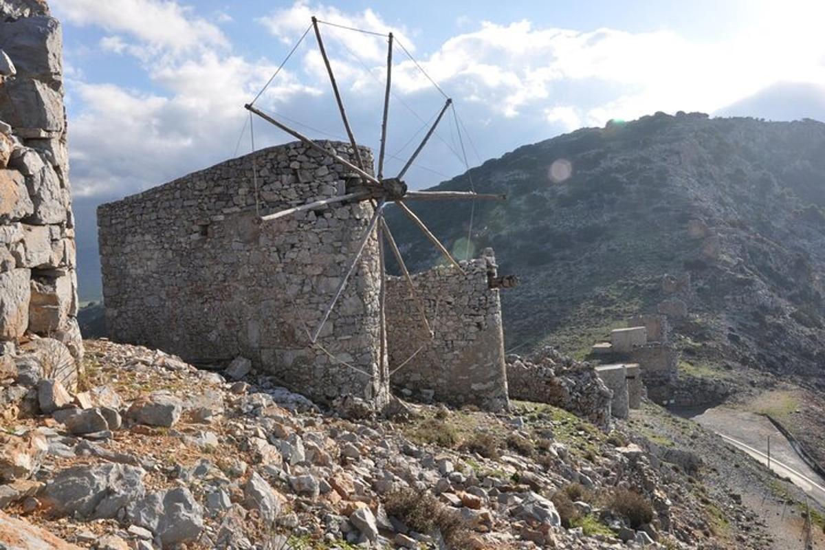 een stenen windmolen bovenop een berg