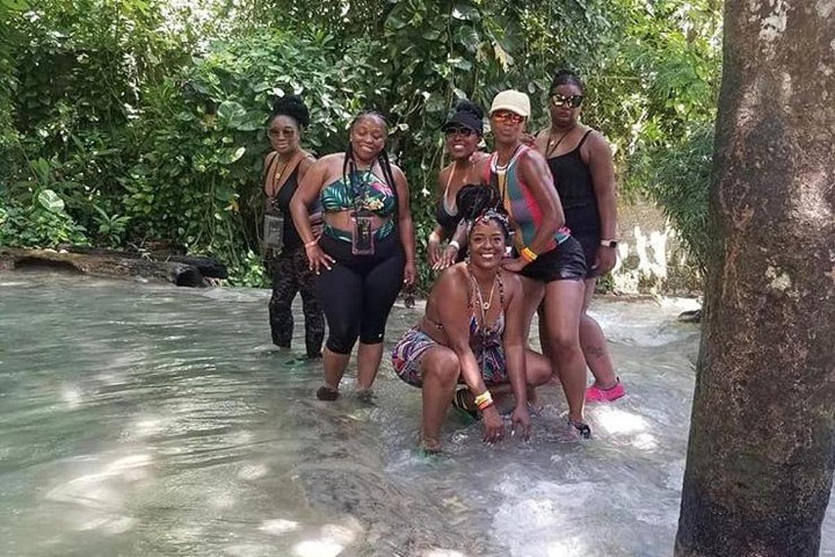un gruppo di donne in posa per una foto in acqua