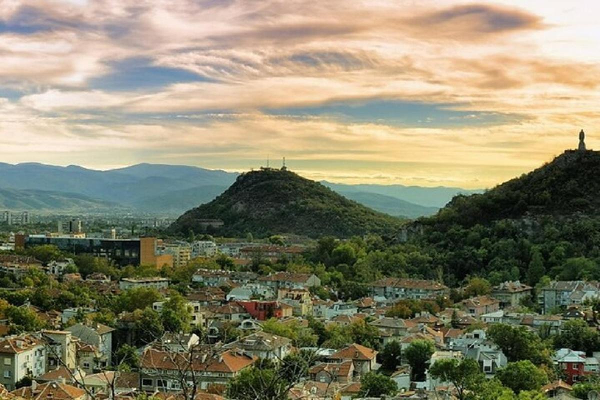 pohled na město s horami v pozadí