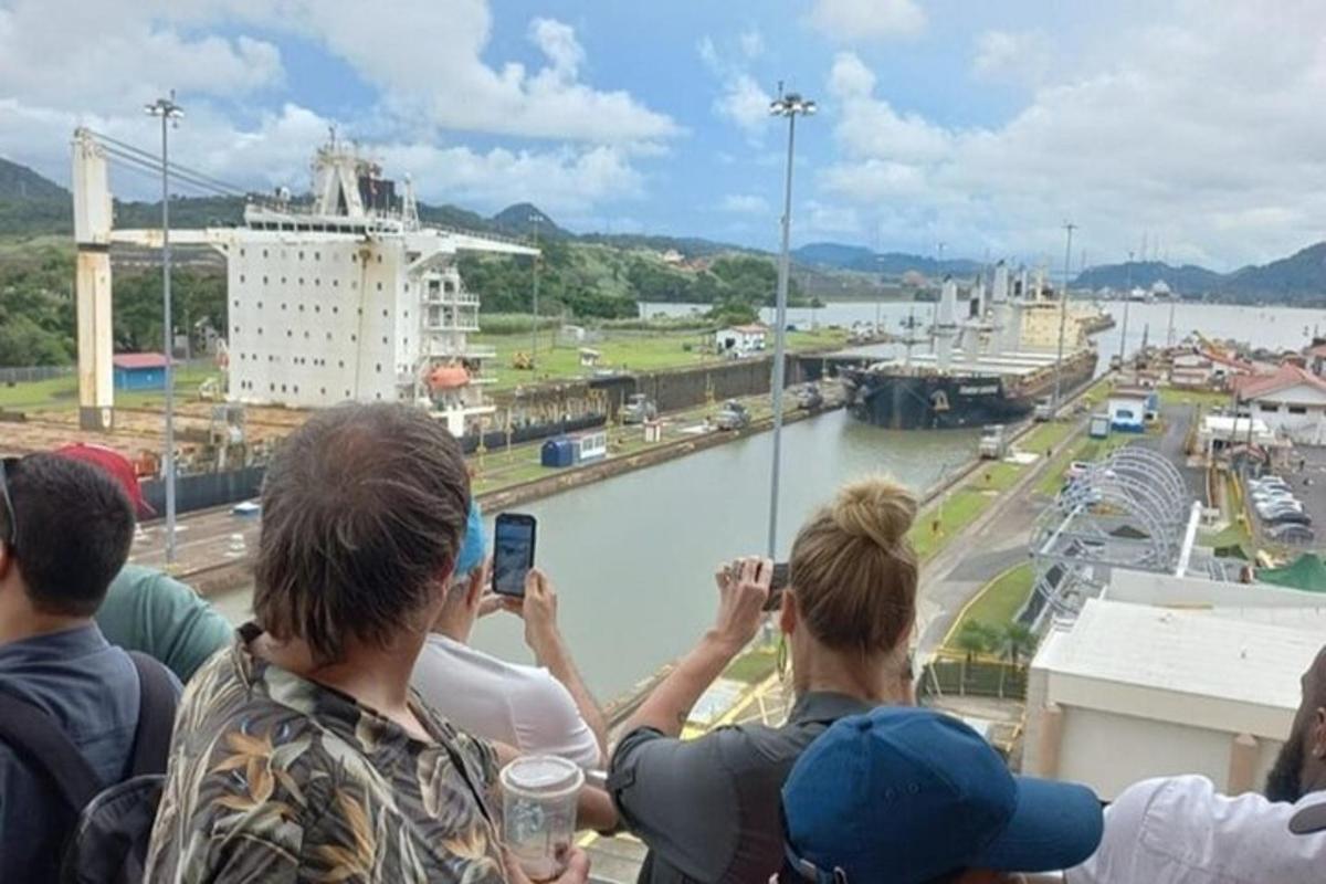 skupina lidí fotících řeku