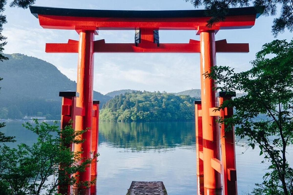 torii värav keset järve