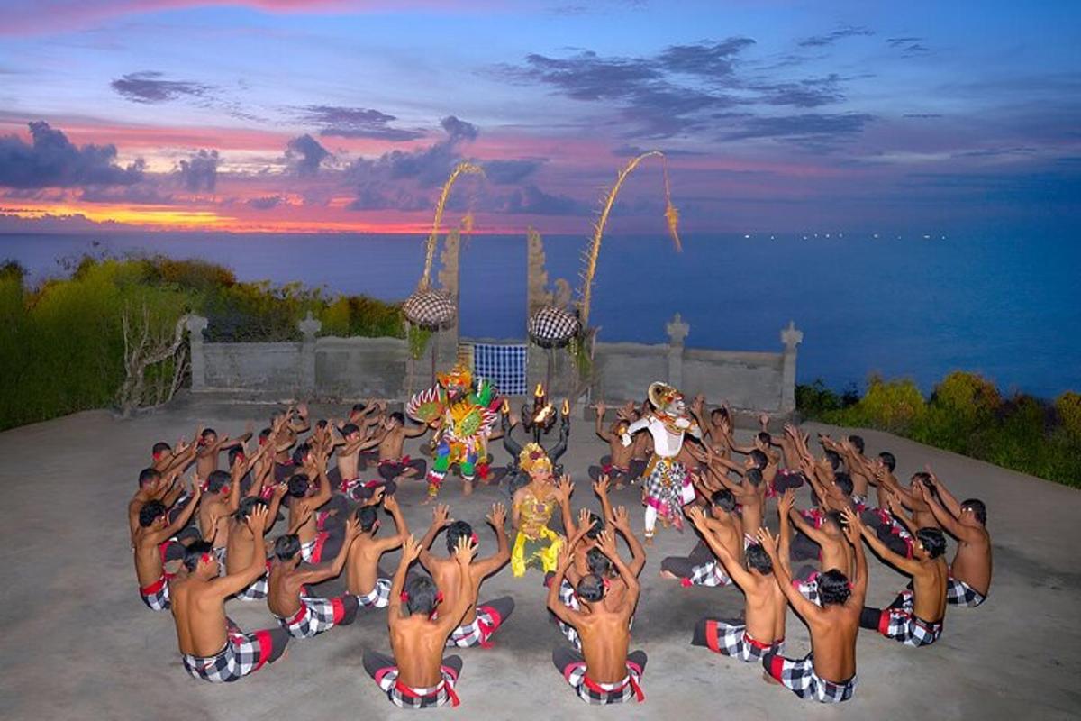 Un grupo grande de personas haciendo una pose de yoga.