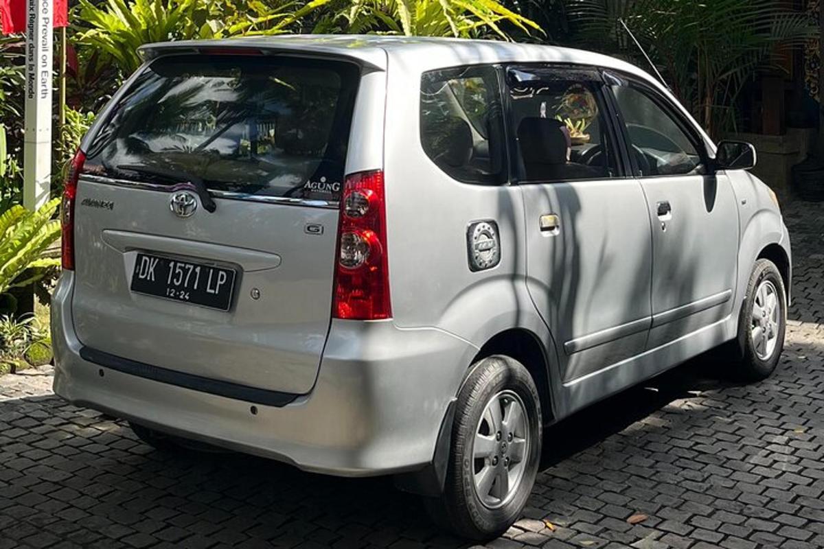 malé stříbrné auto zaparkované na ulici