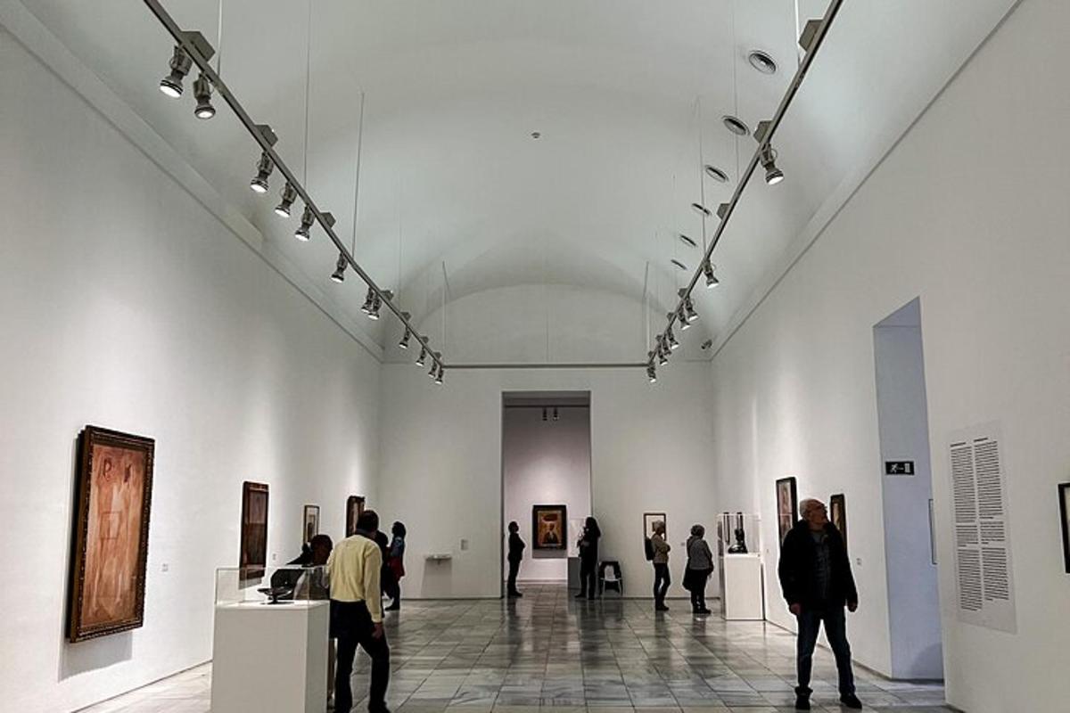 en gruppe mennesker som går i et kunstmuseum