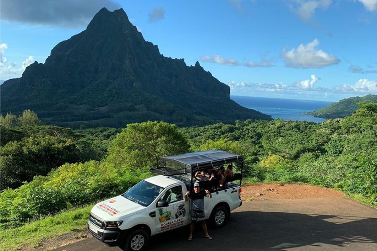 un camion blanc garé sur un chemin de terre avec des gens à l'intérieur