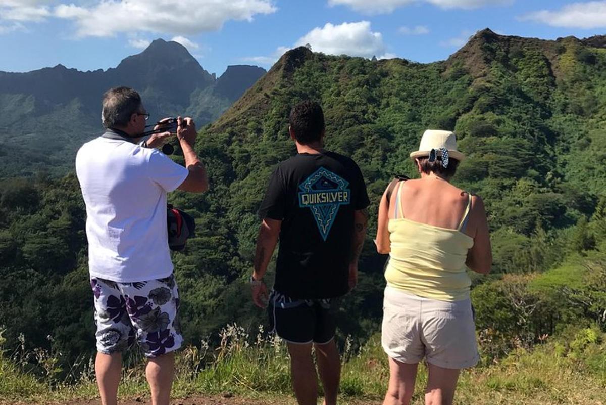 trois personnes debout sur une colline prenant une photo