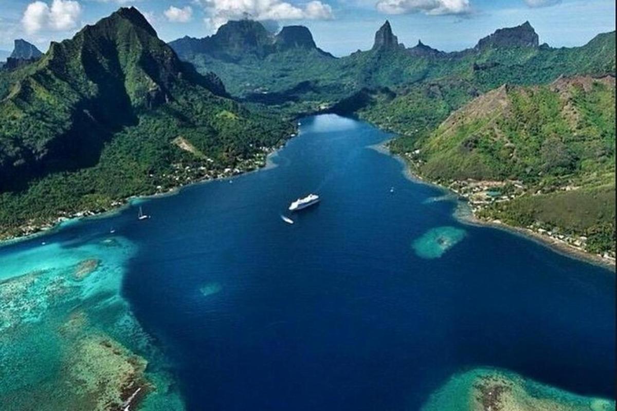 une vue aérienne d'une rivière avec un bateau dans l'eau