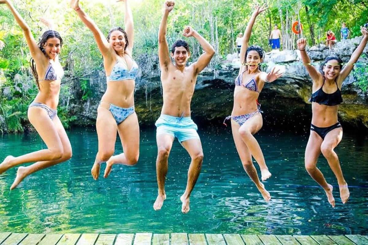 un grupo de personas saltando a un cuerpo de agua