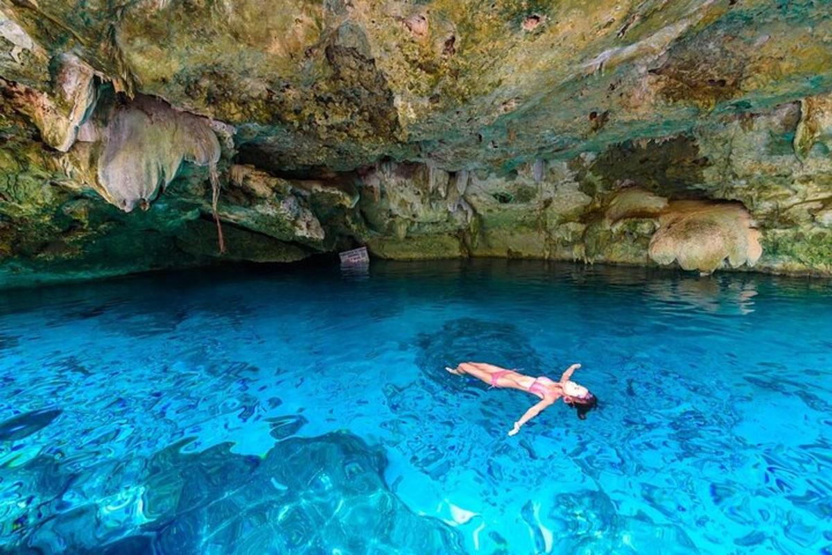 una persona flotando en un charco de agua en una cueva