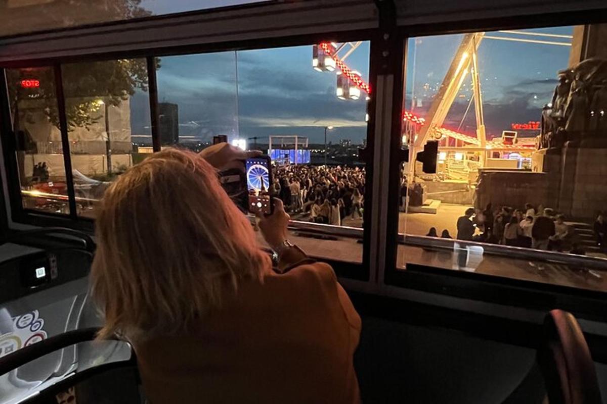 žena fotí koncert mobilním telefonem