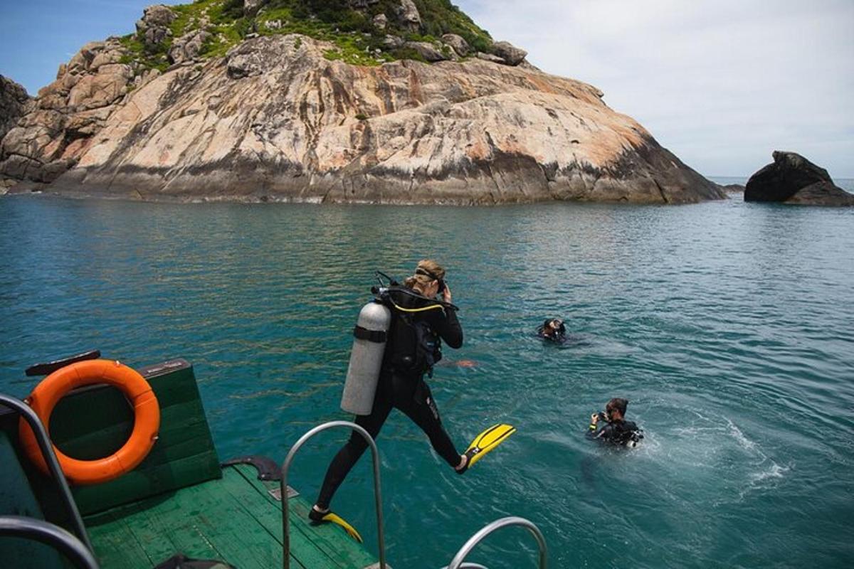due persone sono in acqua su una barca