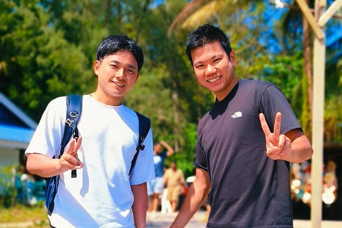 dois homens parados um ao lado do outro fazendo o sinal da paz