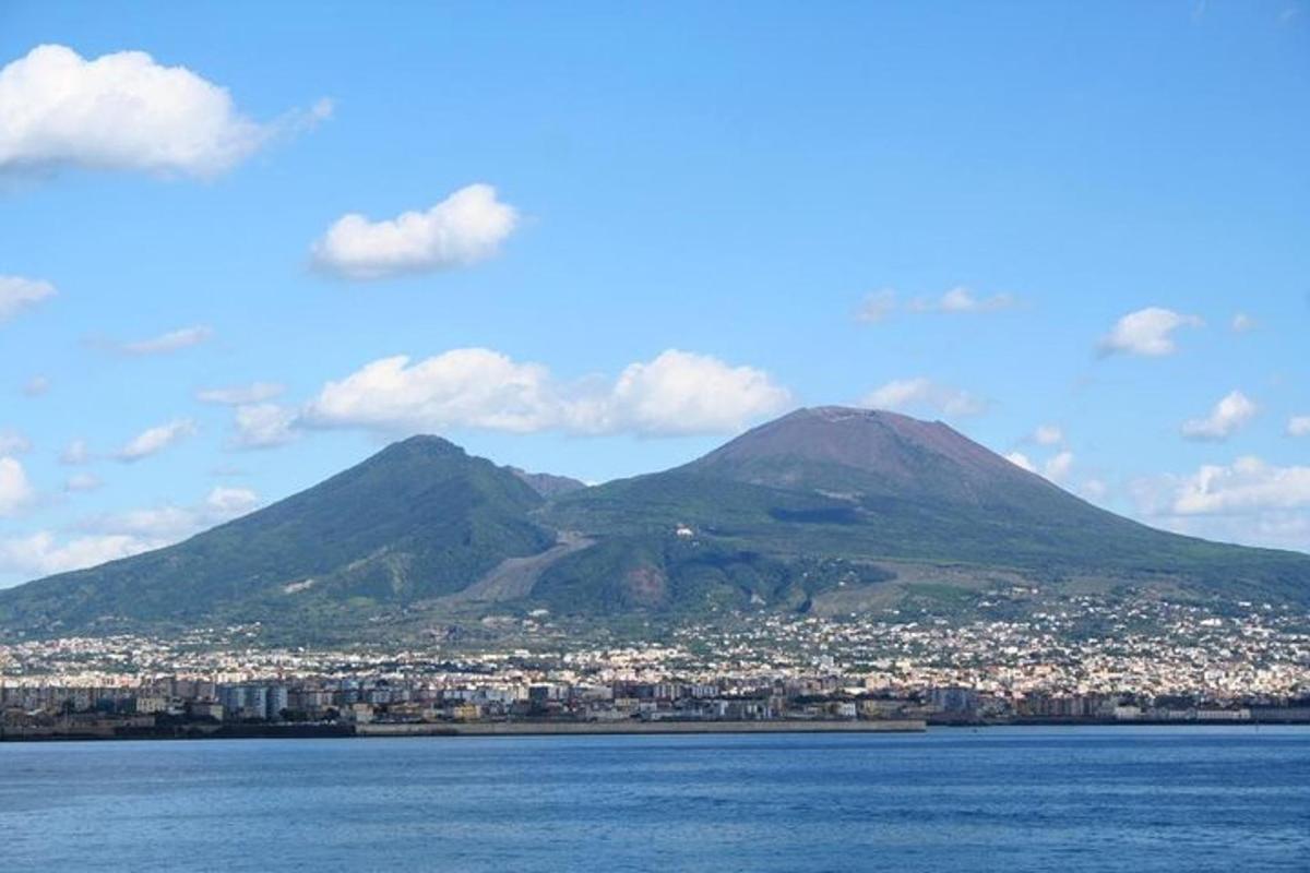 Una vista de una ciudad y montañas desde el agua.