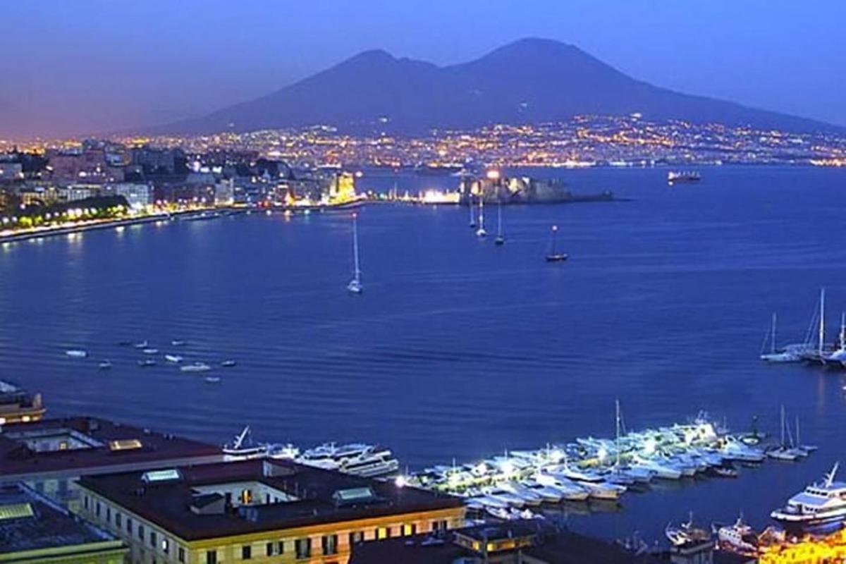 Una vista de un puerto con barcos en el agua.