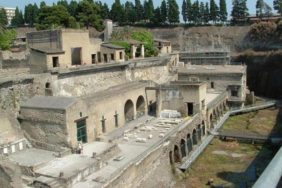 ένα παλιό κτίριο με αυτοκίνητα παρκαρισμένα έξω από αυτό