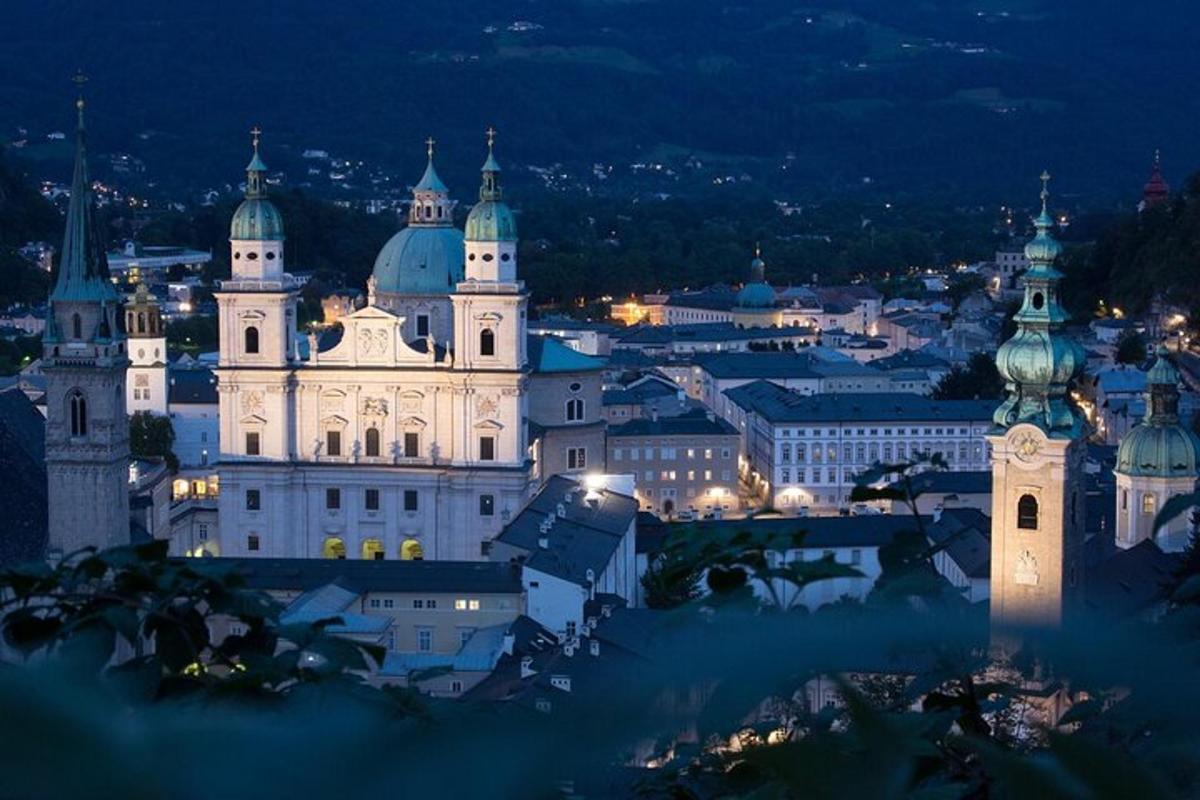 pemandangan katedral besar di malam hari