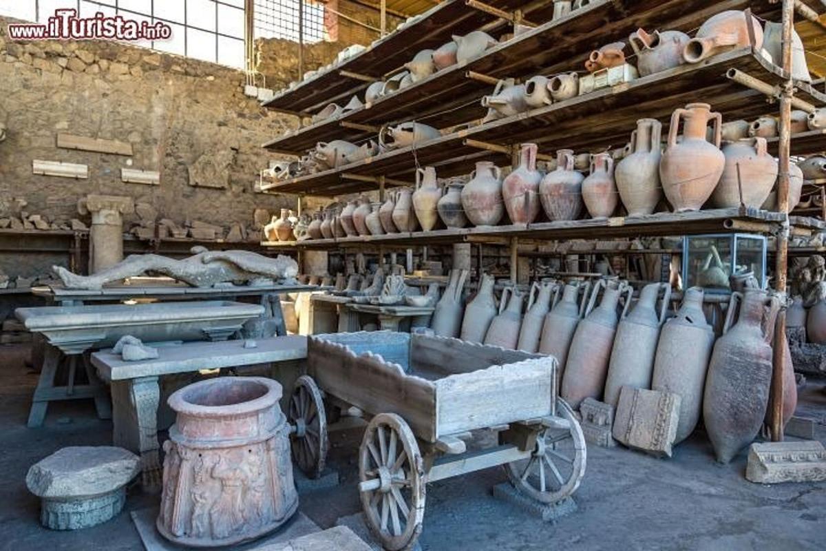 un grup de gerros i un carro en una habitació