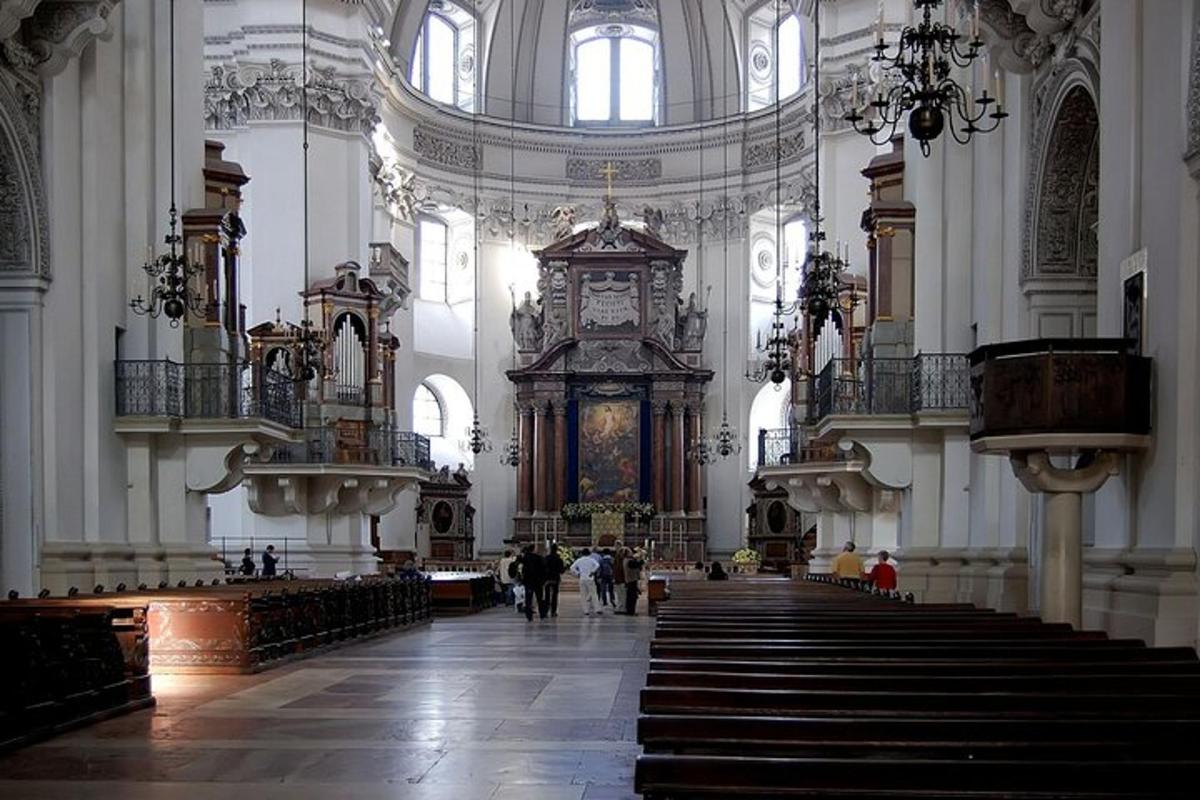en stor kirke med en klokke i midten