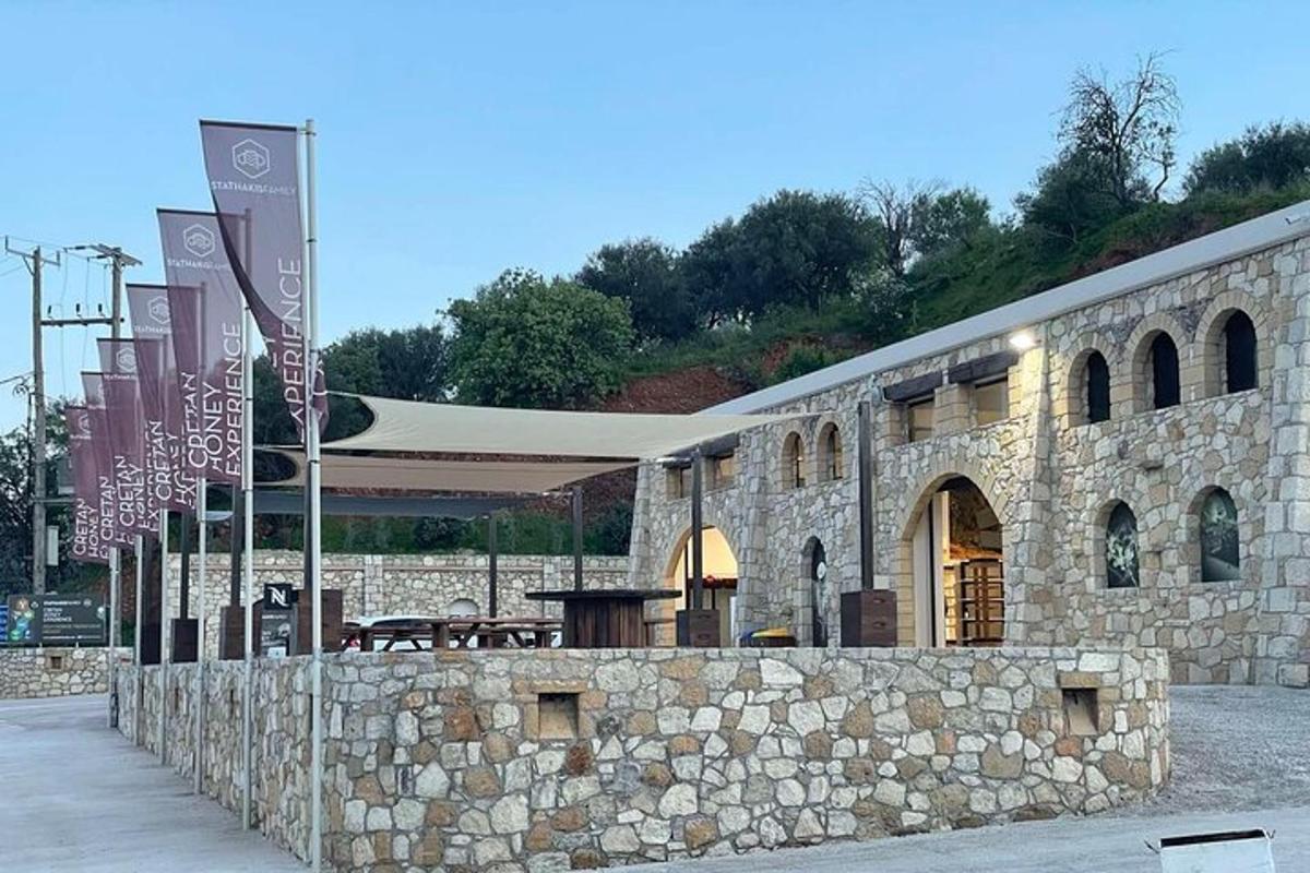 Un gran edificio de piedra con un muro de piedra.