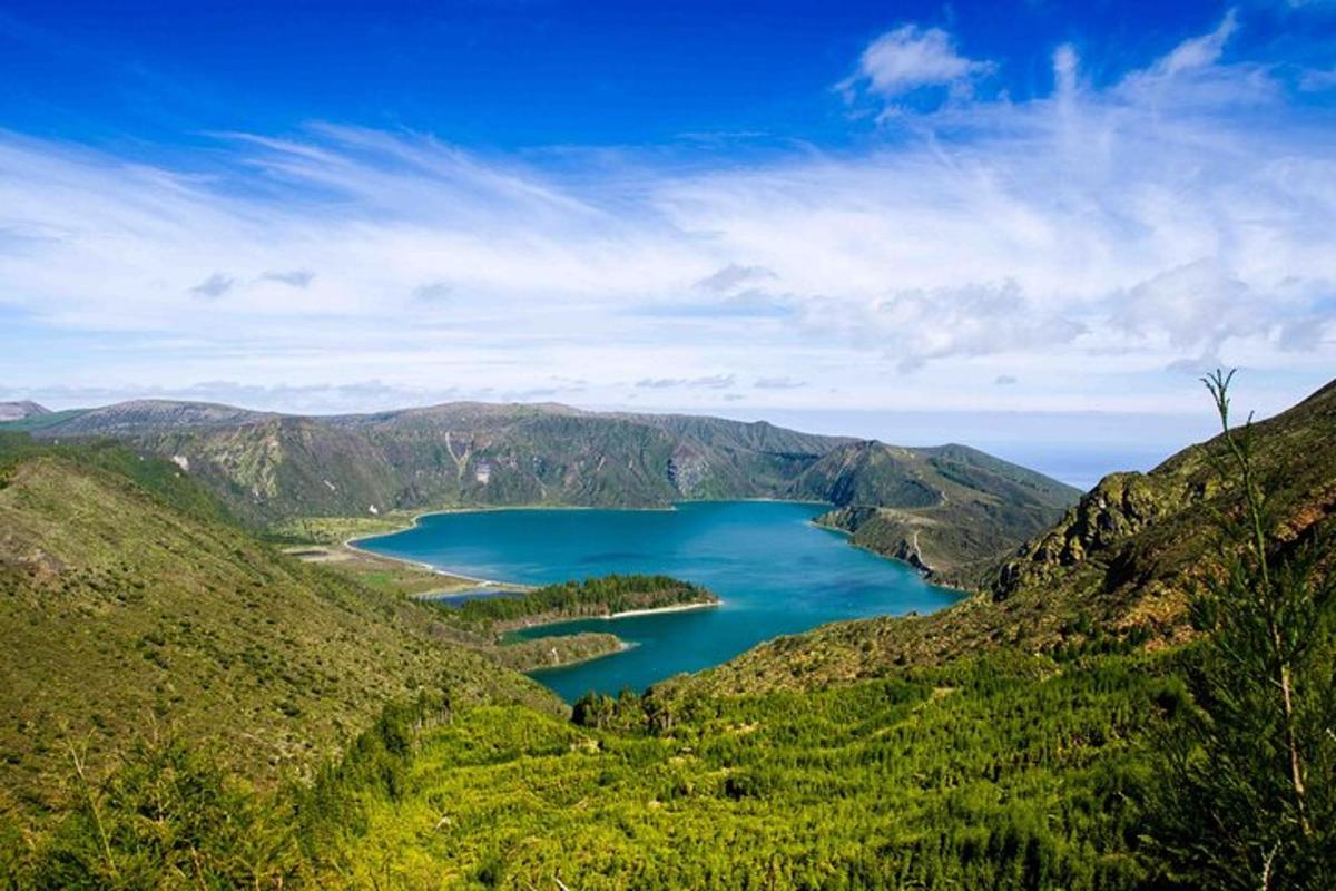 pohled na jezero v horách