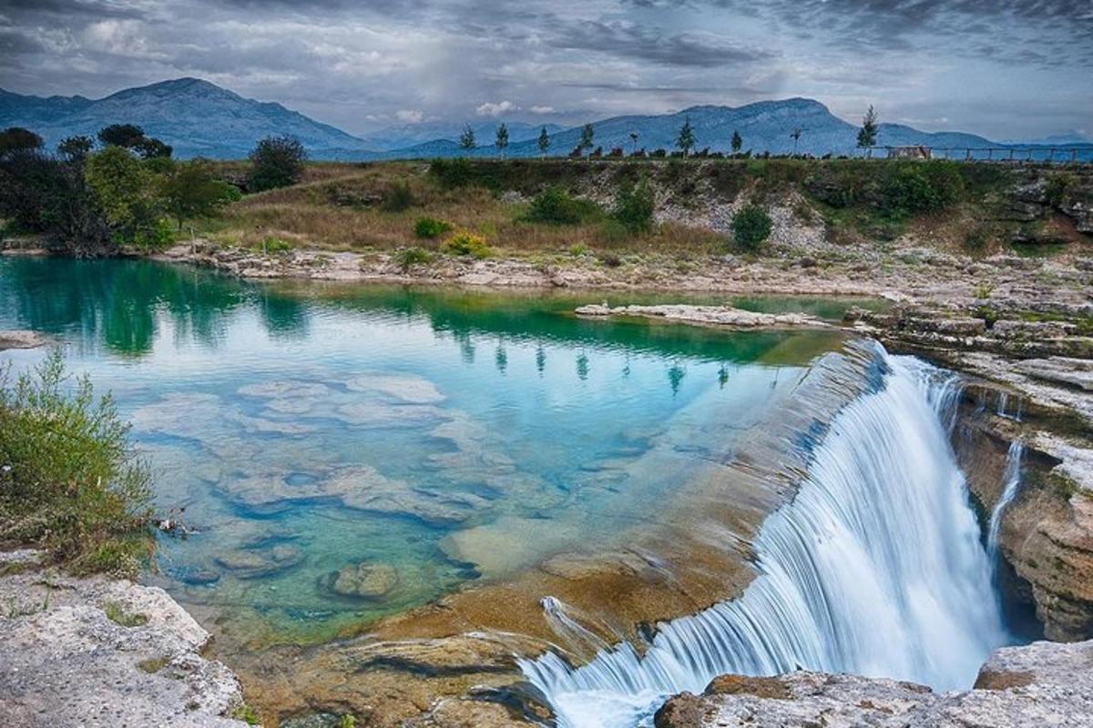 una cascada y un charco de agua en un río
