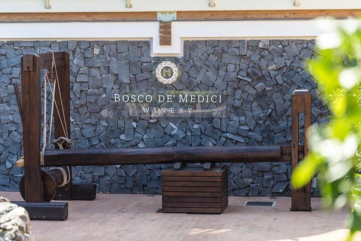 um banco de madeira em frente a um muro de pedra