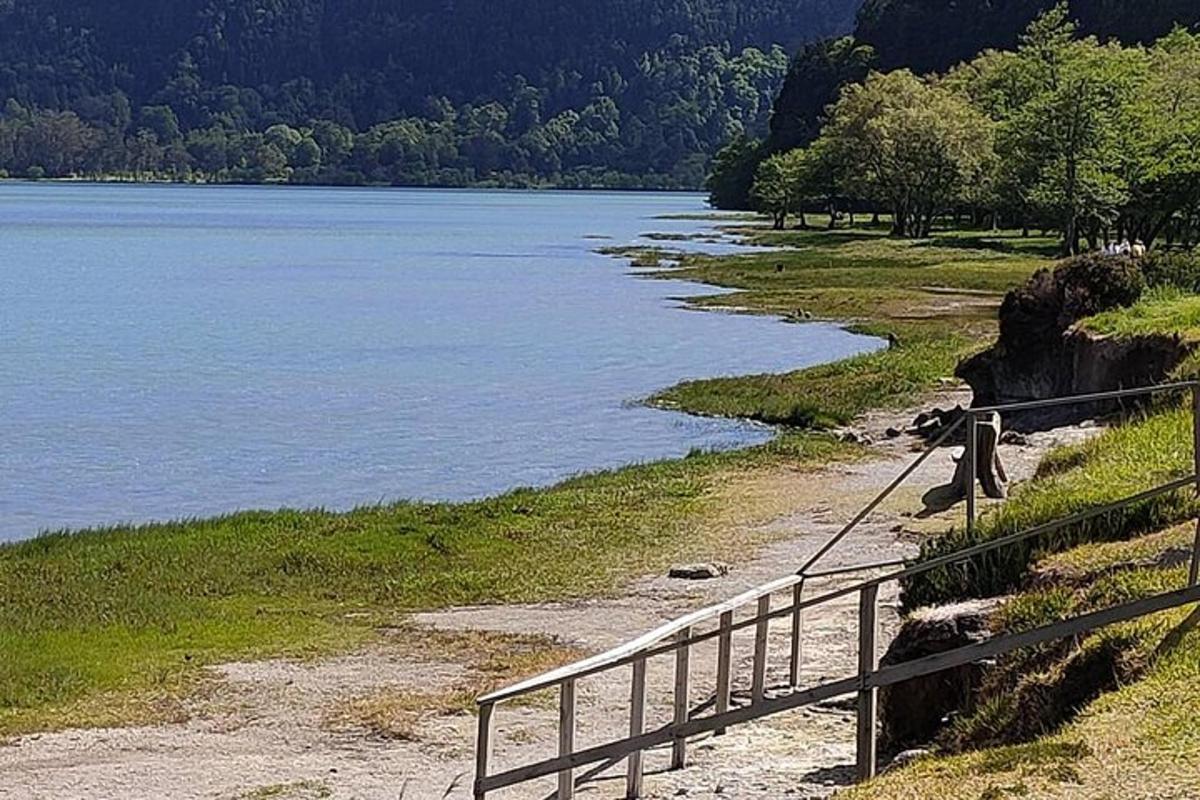 un camí que porta a una massa d'aigua