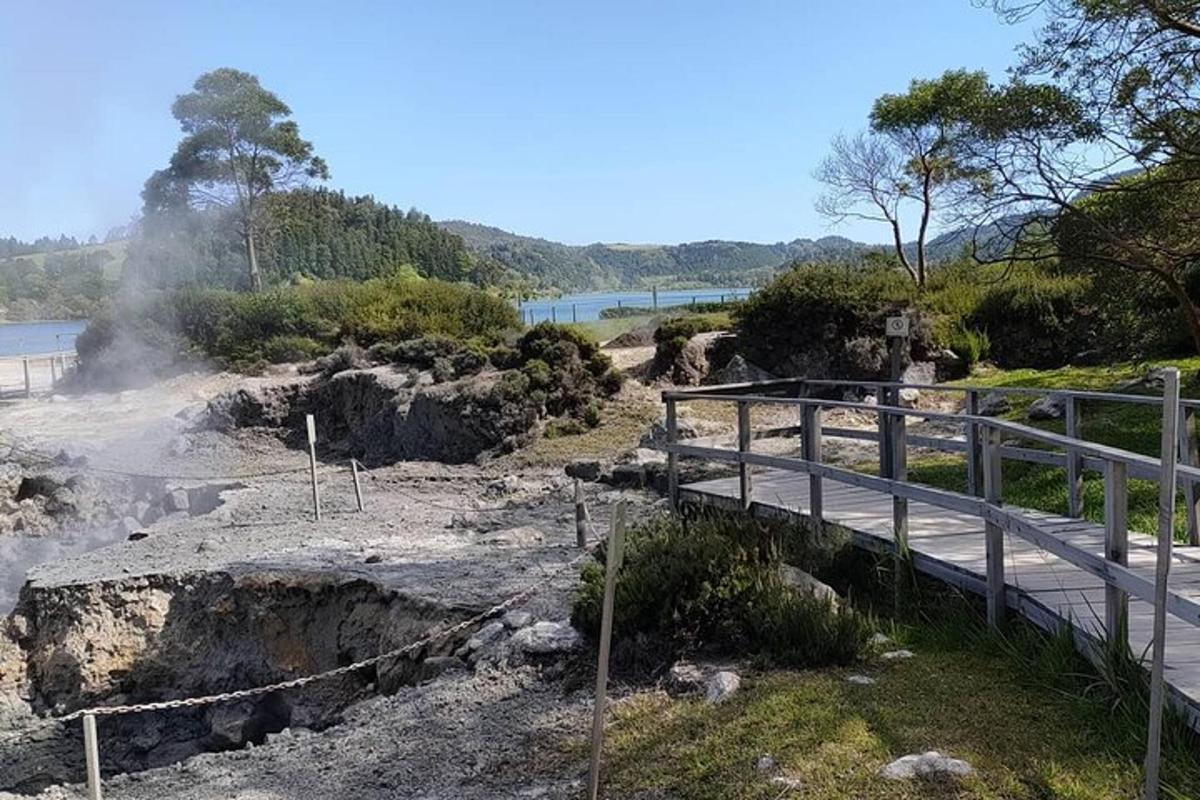 un pont sobre un riu al costat d'una massa d'aigua