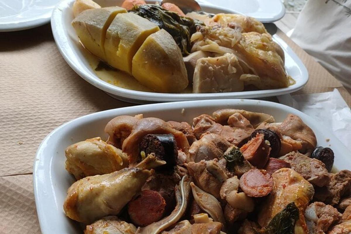kaks taldrikut toiduga laual koos kahe taldrikuga toiduga