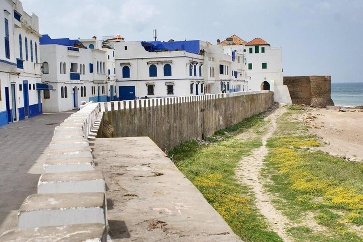 một dãy nhà màu trắng bên cạnh đại dương