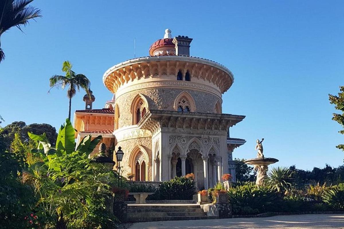 un gran edifici amb una font al davant