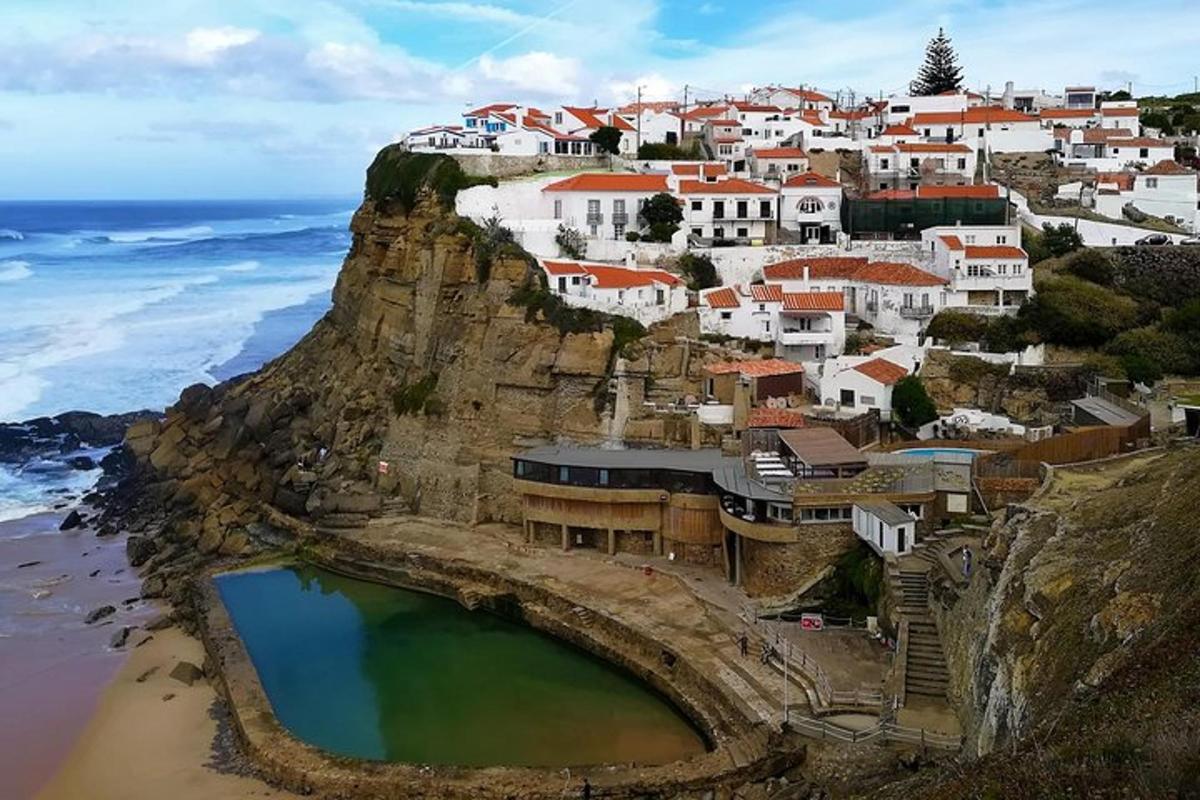 un poble en un penya-segat vora l'oceà