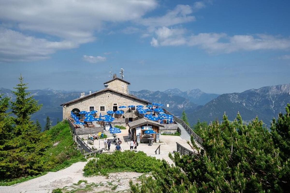 Un edificio en la cima de una montaña con gente encima.