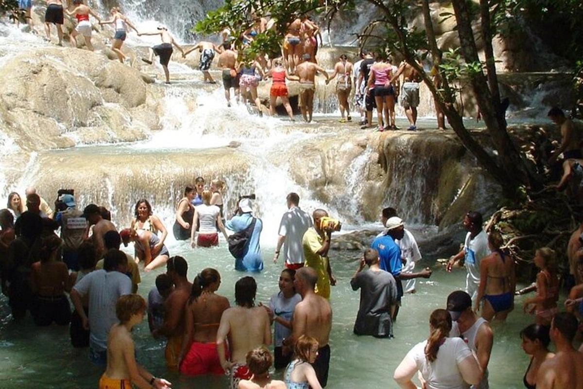 um grupo de pessoas na água de uma cachoeira