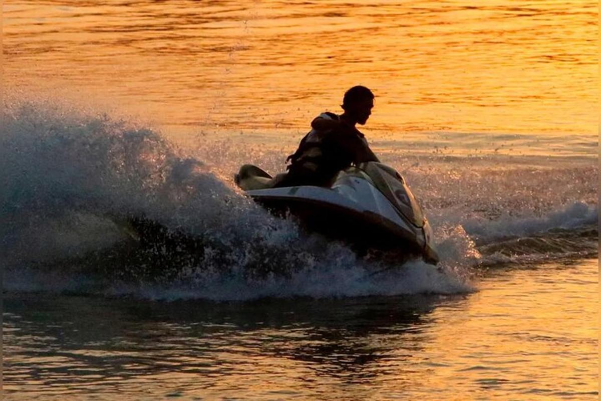 egy férfi jetskizik a vízben