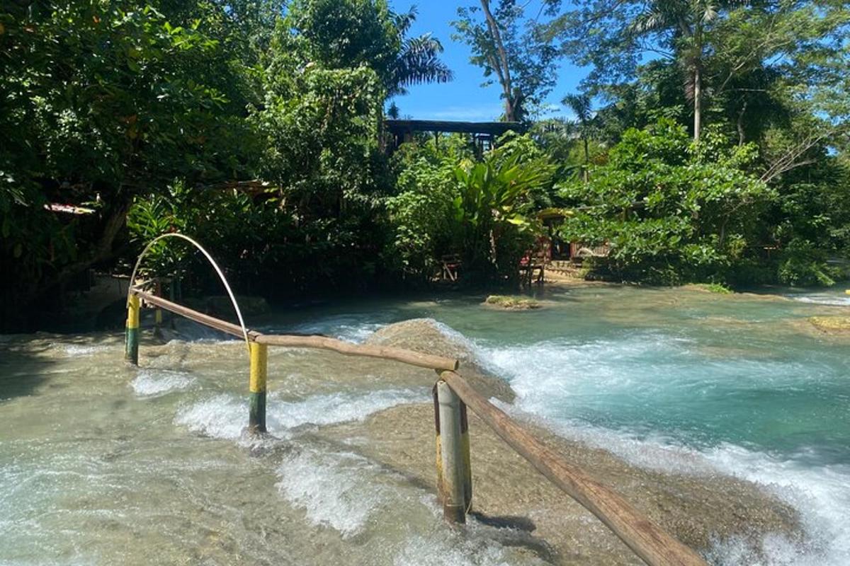um rio com uma grade de madeira na água