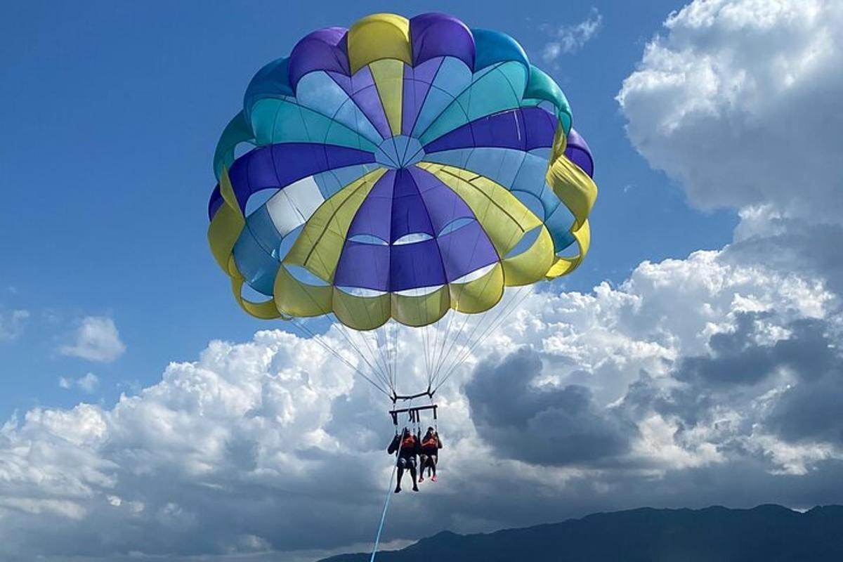 skupina lidí jedoucí na padáku