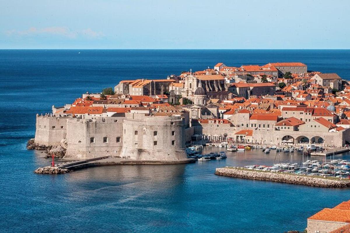 uma cidade com um castelo no meio da água