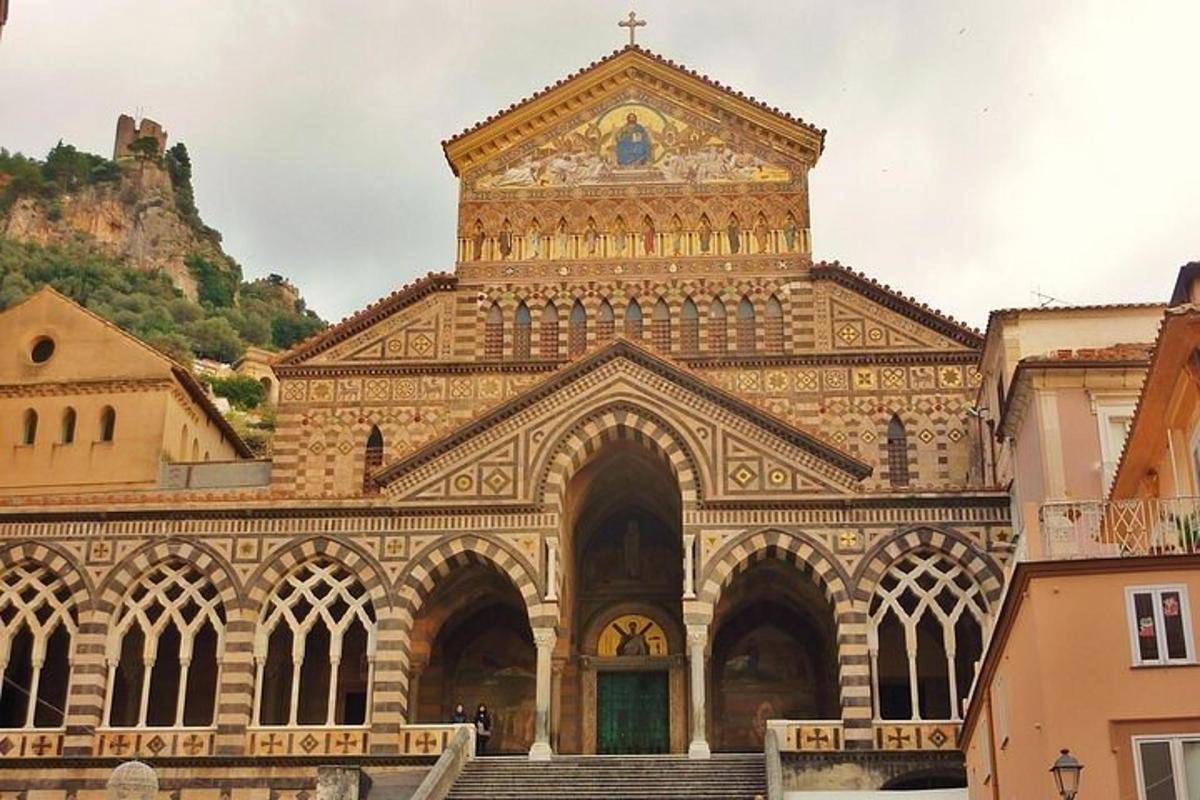 ένα μεγάλο κτίριο με έναν σταυρό στην κορυφή του