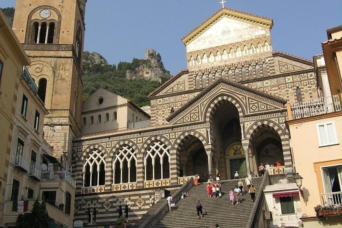 um grande edifício com escadas em frente a uma igreja