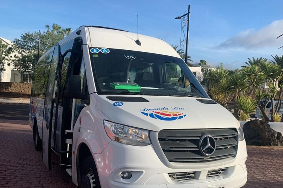 valge buss on tänaval pargitud