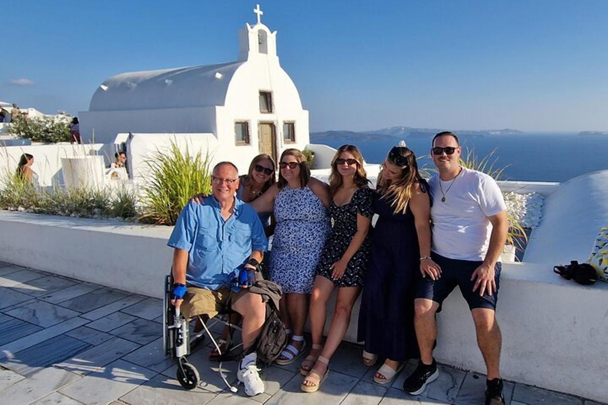 un gruppo di persone in posa per una foto davanti a una chiesa