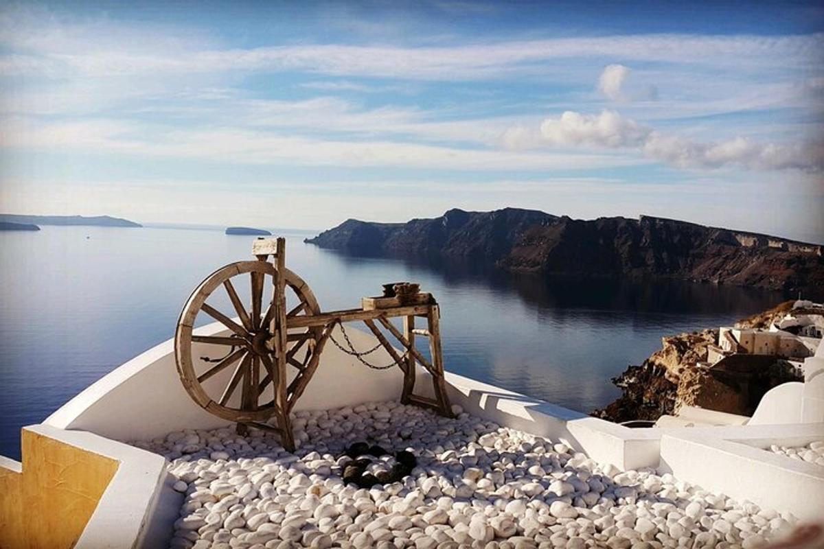 un mulino di legno appoggiato sulle rocce vicino all'acqua
