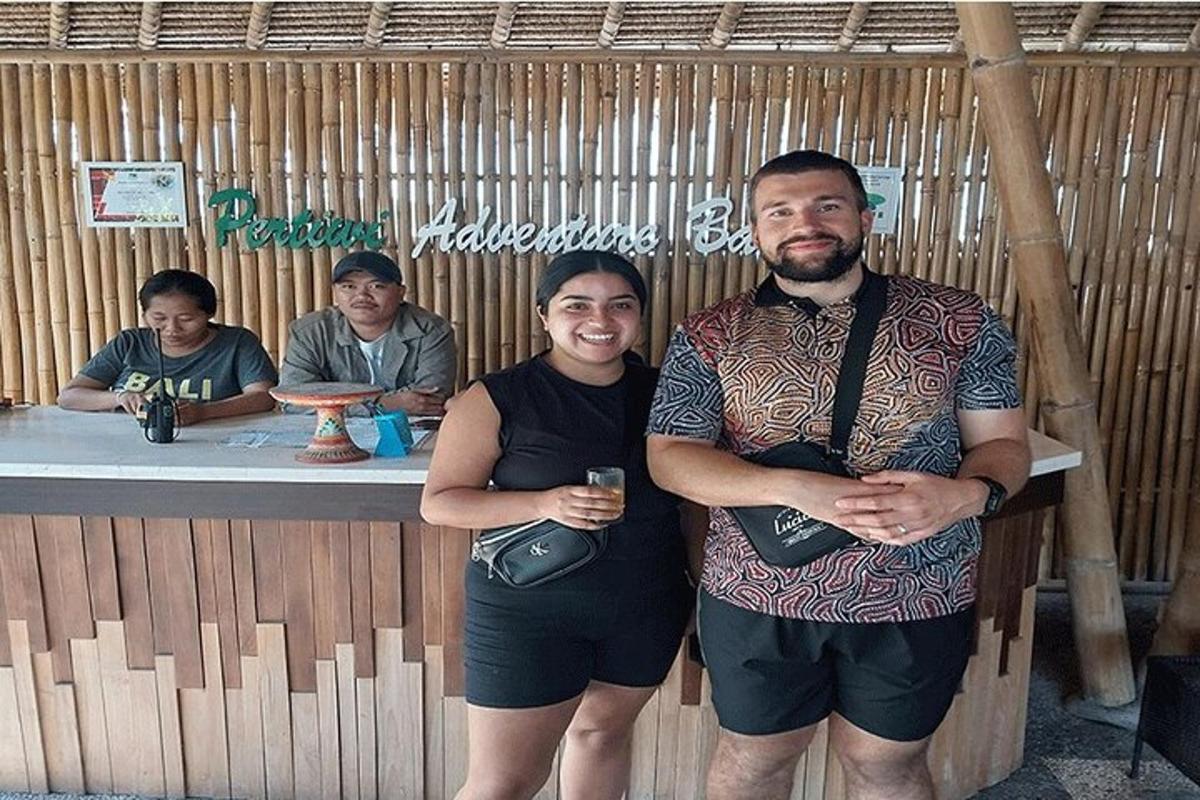 un home i una dona drets davant d'un bar