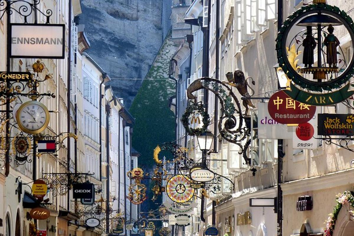 Una calle de la ciudad con relojes y letreros en los edificios.