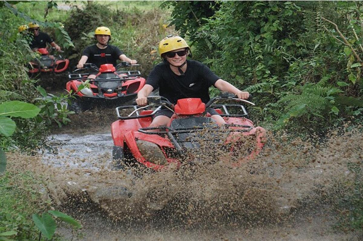 un grup de persones que circulen en quads pel fang