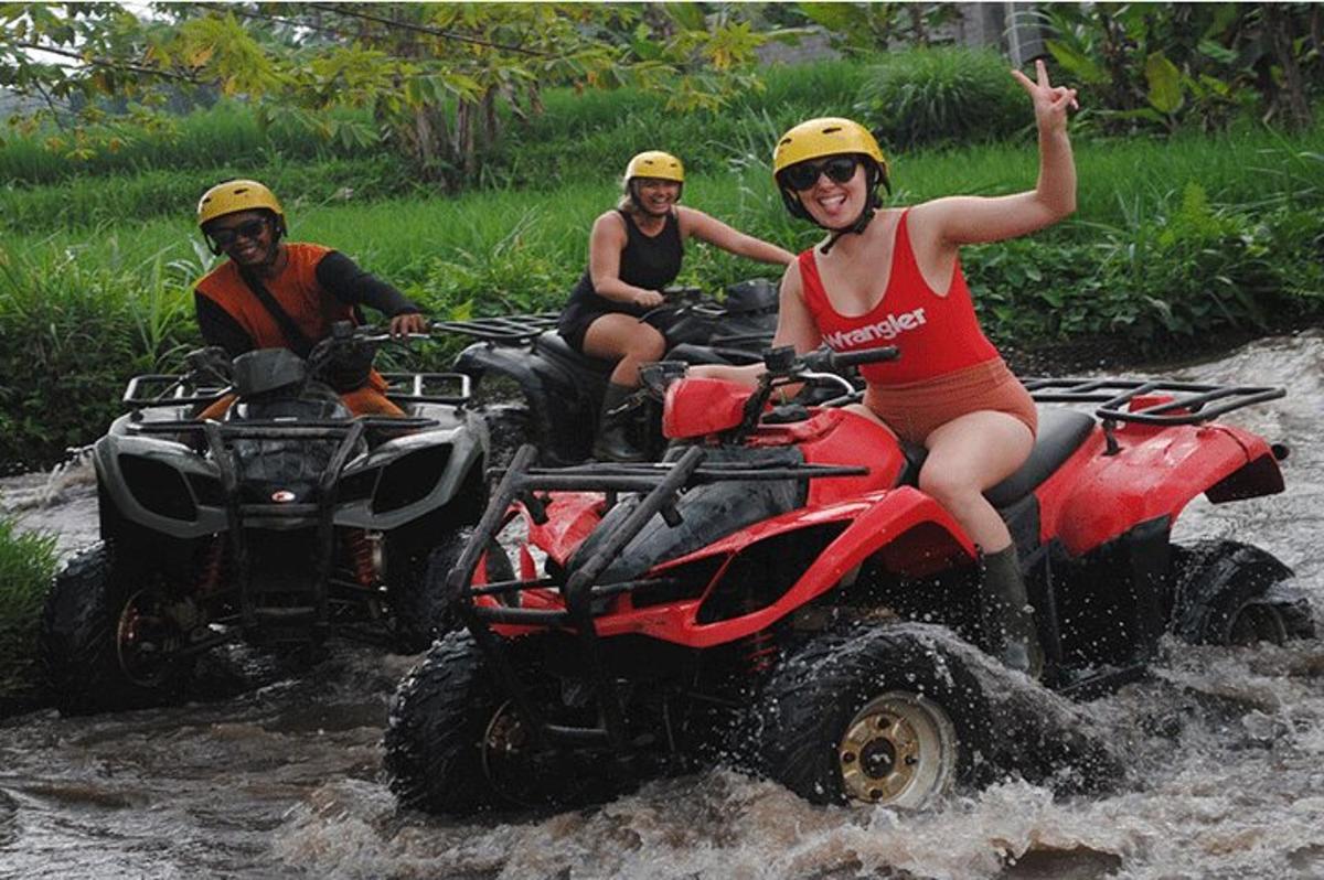 un grup de persones conduint quads a l'aigua